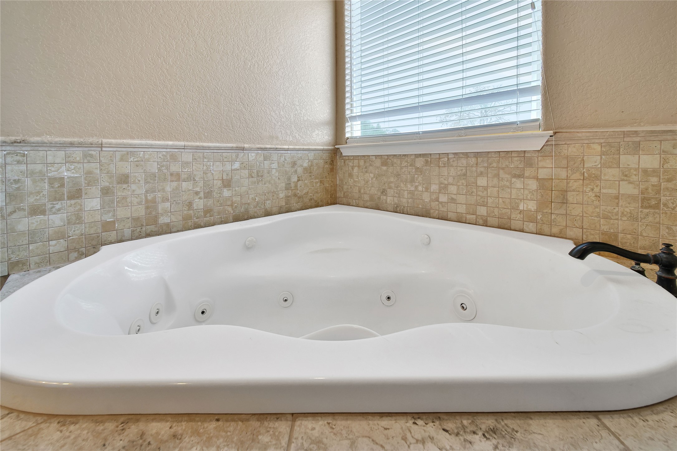 22 O'Bannon Ranch Road Huntsville, TX 77320 - Photo 19 of 31 a bathroom with a bathtub