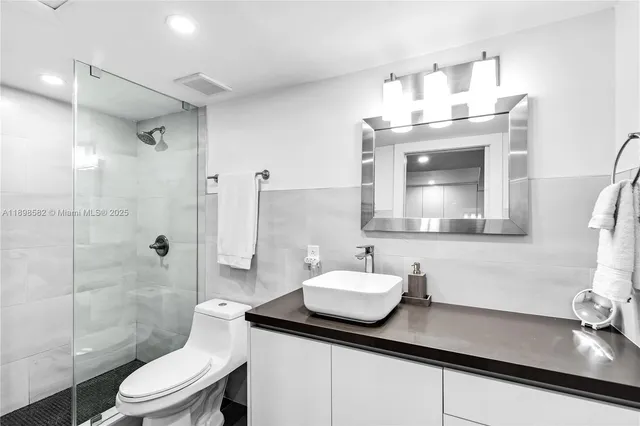 $4,500 | 2301 Collins Avenue, Unit 1543, Miami Beach, FL 33139