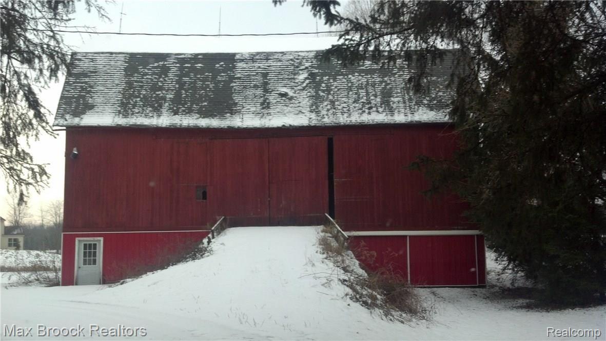 9620 Allen Road Clarkston, MI 48348 - Photo 10 of 99 barn1.jpg