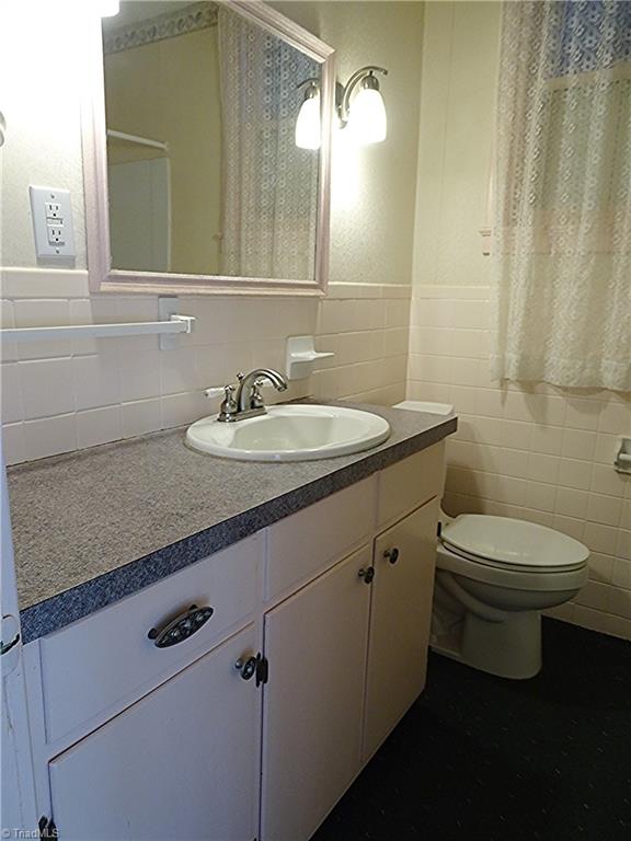 119 Ridgewood Drive Lexington, NC 27292 - Photo 20 of 31 hall bath