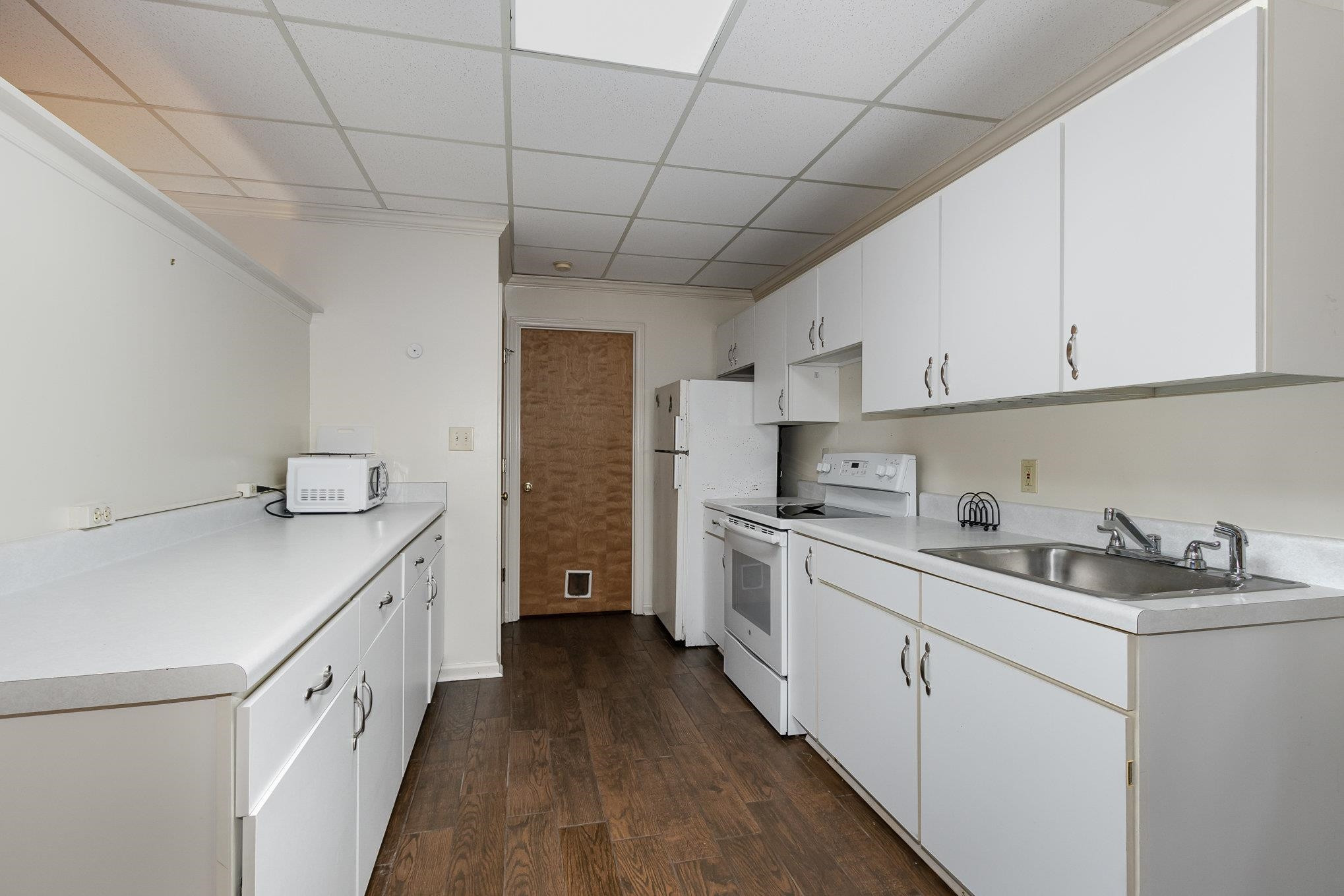 3200 Twin Streams Road Chapel Hill, NC 27516 - Photo 28 of 46 a kitchen with cabinets appliances a sink and a counter top