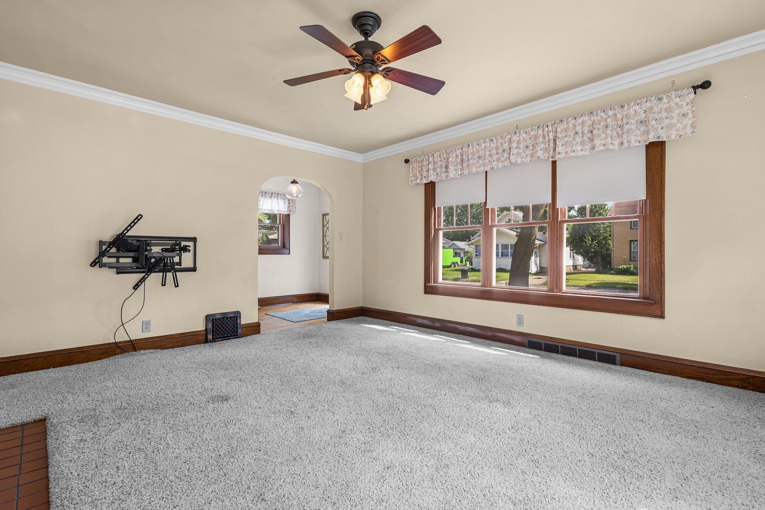 1034 West Lorain Street Appleton, WI 54914 - Photo 6 of 23