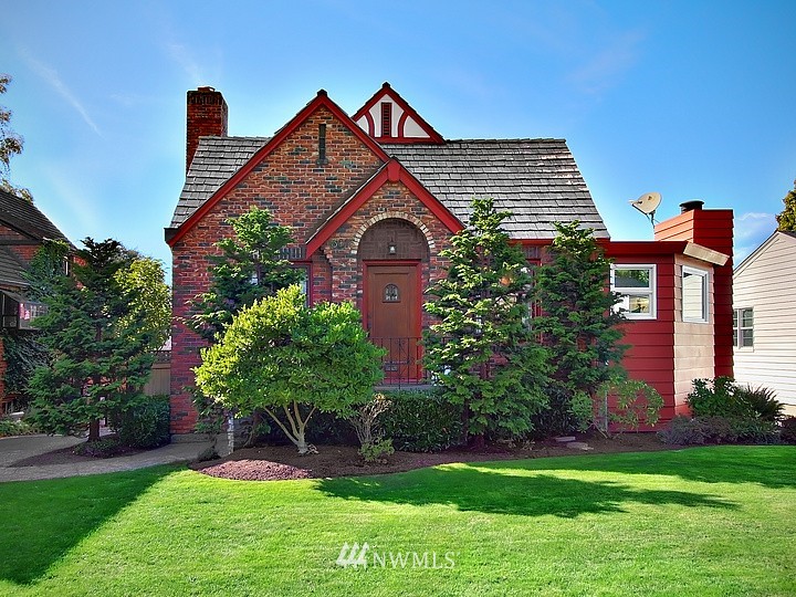 3015 West Viewmont Way West Seattle, WA 98199 - Photo 1 of 15 a front view of a house with a yard