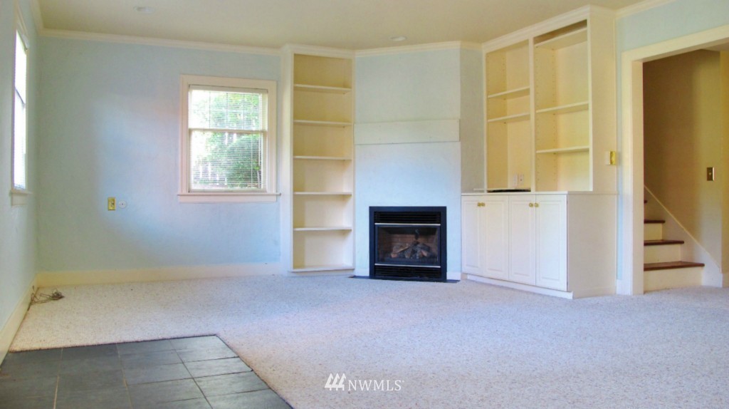 3015 West Viewmont Way West Seattle, WA 98199 - Photo 14 of 15 an empty room with windows