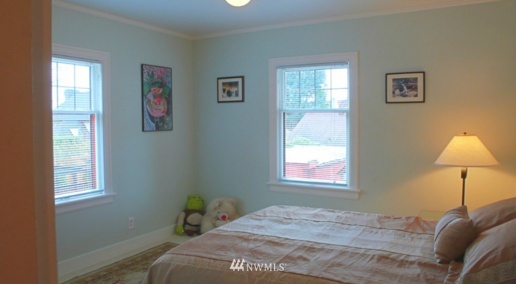 3015 West Viewmont Way West Seattle, WA 98199 - Photo 15 of 15 a bedroom with a bed and a window