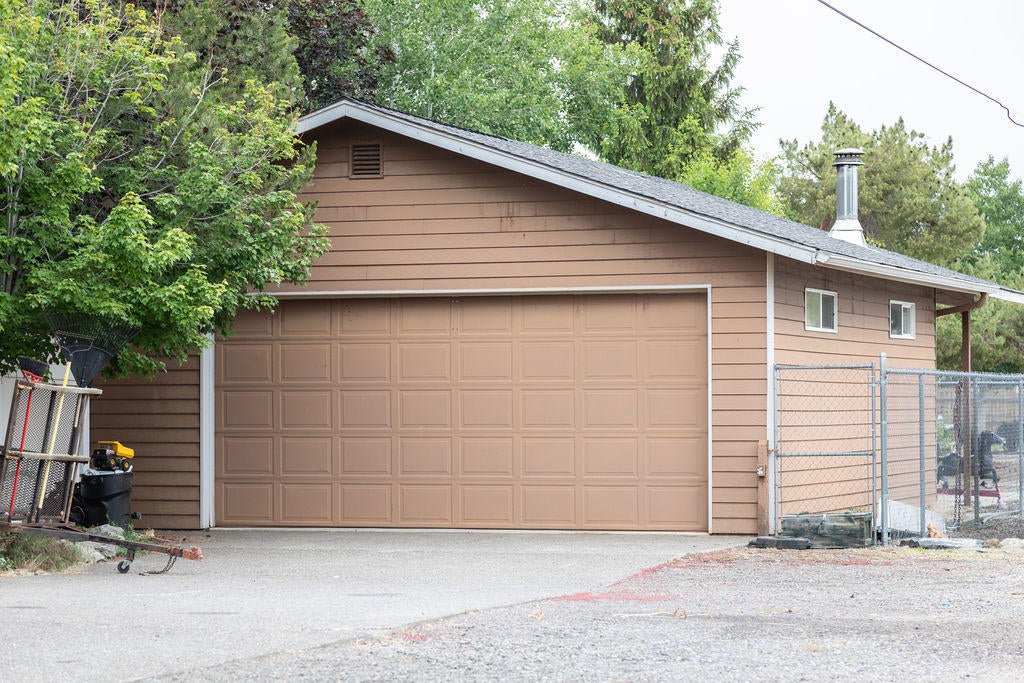61860 Pettigrew Road Bend, OR 97702 - Photo 23 of 27 Detached double car garage