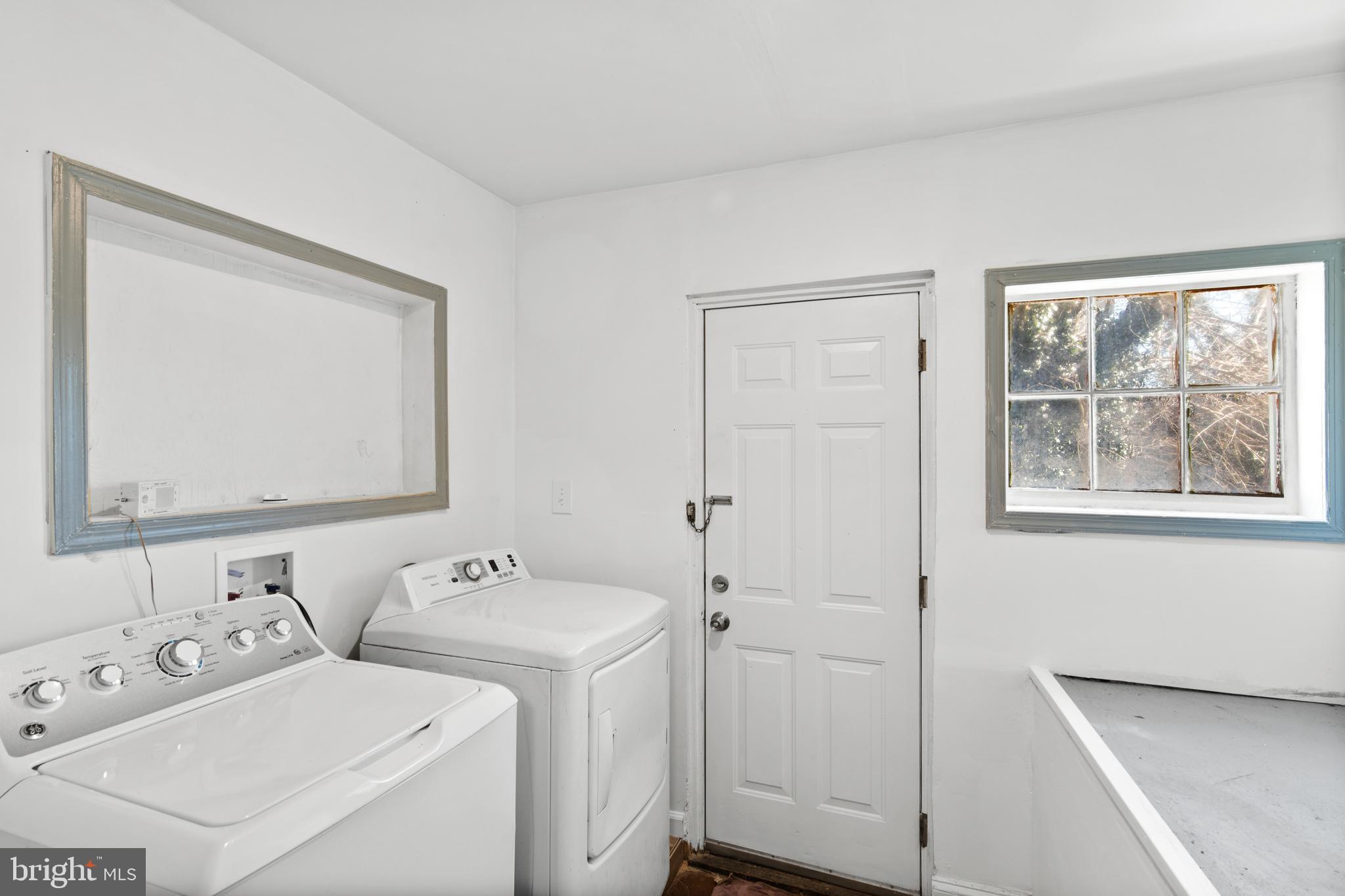941 Brunswick Street Baltimore, MD 21223 - Photo 17 of 35 a bathroom with 2 sink and a mirror