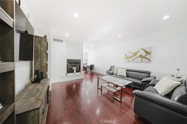 $700,000 | 9775 Vía Roma, Burbank, CA 91504