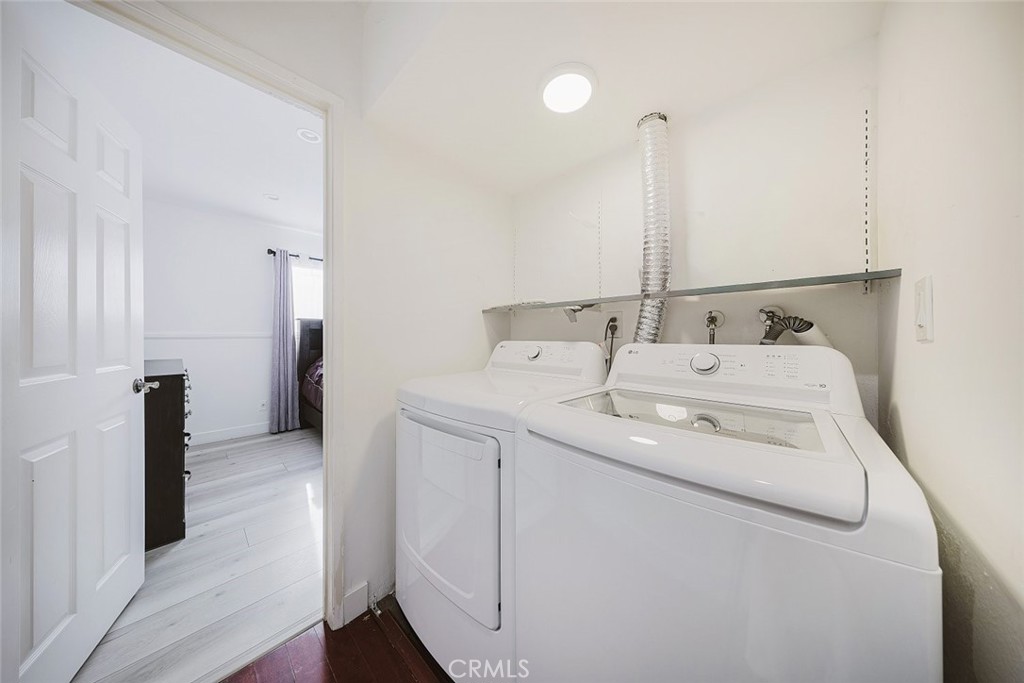 9775 Vía Roma Burbank, CA 91504 - Photo 21 of 39 a utility room with dryer and washer