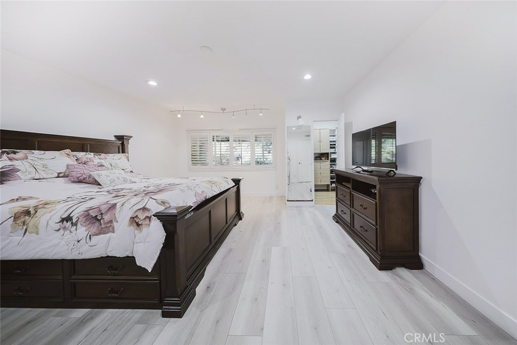 9775 Vía Roma Burbank, CA 91504 - Photo 30 of 39 a large white bed in a white room