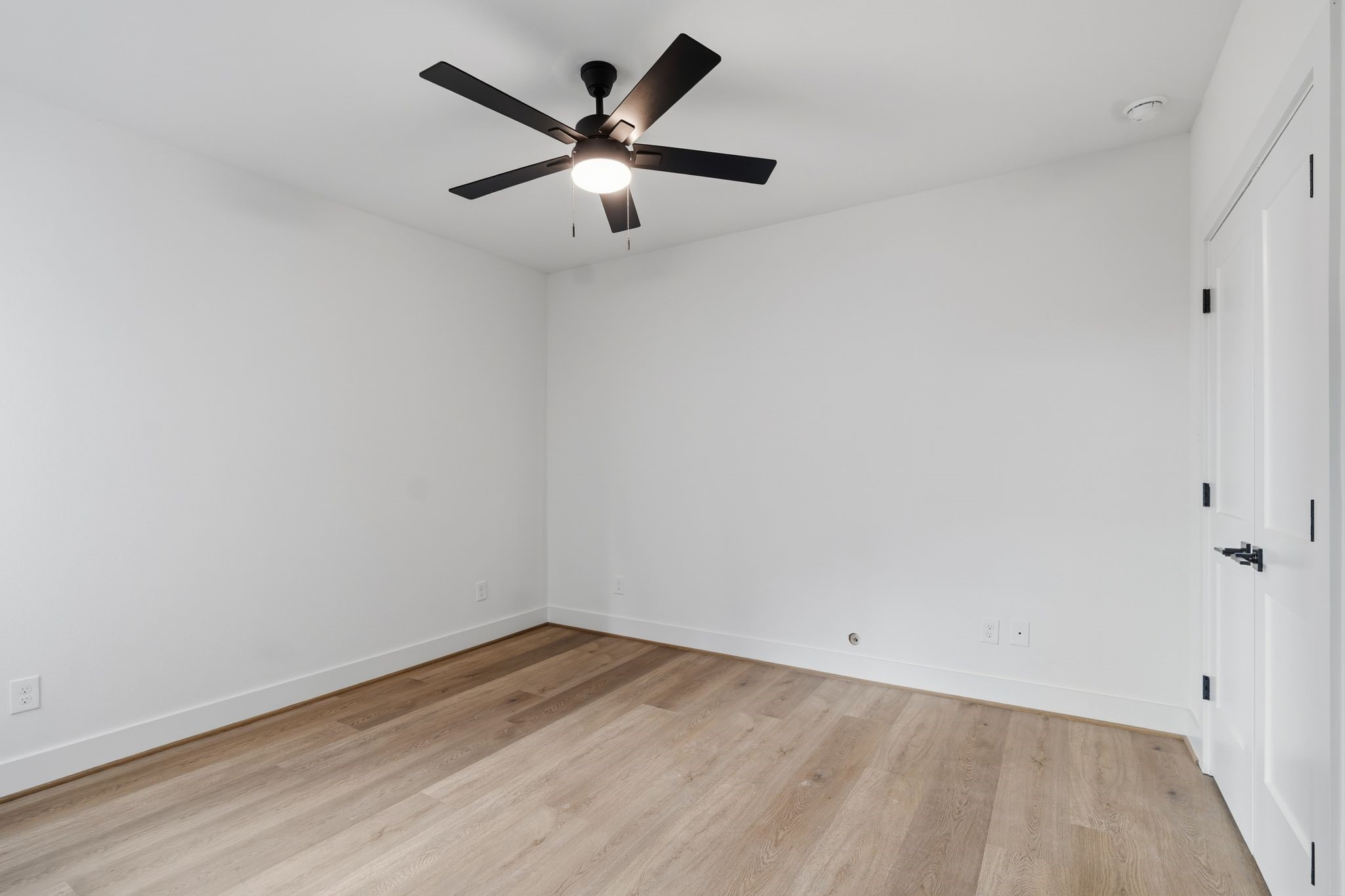 1140 West 16th Street Houston, TX 77008 - Photo 18 of 23 an empty room