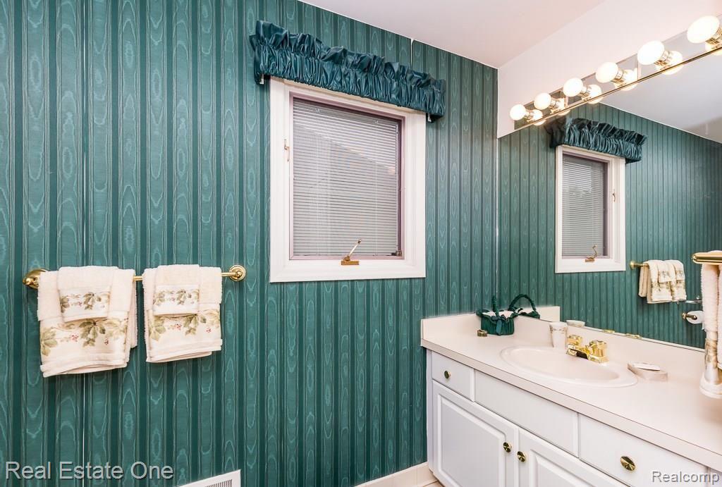 2129 Clinton View Circle Rochester Hills, MI 48309 - Photo 18 of 37