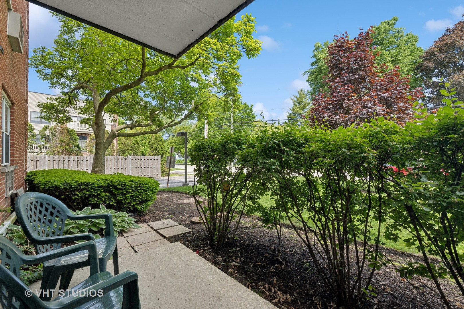 801 East Miner Street, Unit 1A Arlington Heights, IL 60004 - Photo 11 of 21 a view of a chairs and table in backyard