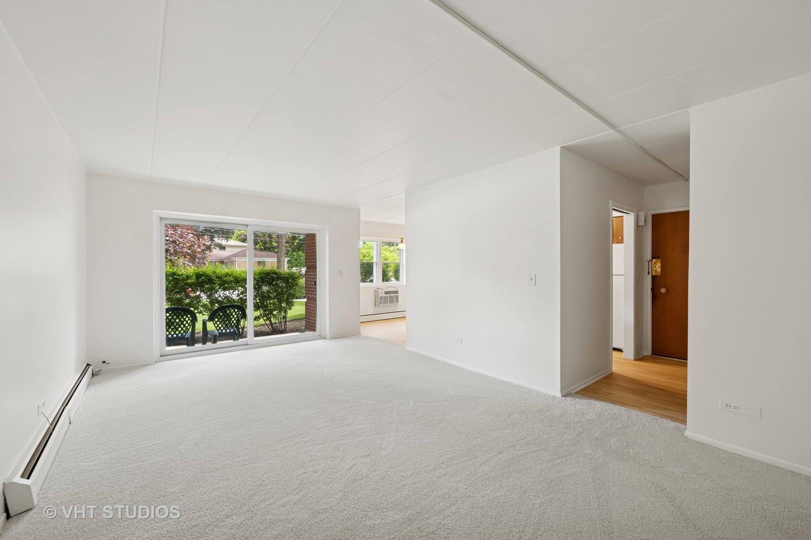 801 East Miner Street, Unit 1A Arlington Heights, IL 60004 - Photo 14 of 21 an empty room with windows and view