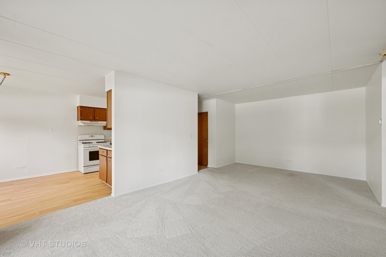 801 East Miner Street, Unit 1A Arlington Heights, IL 60004 - Photo 17 of 21 an empty room with a natural light