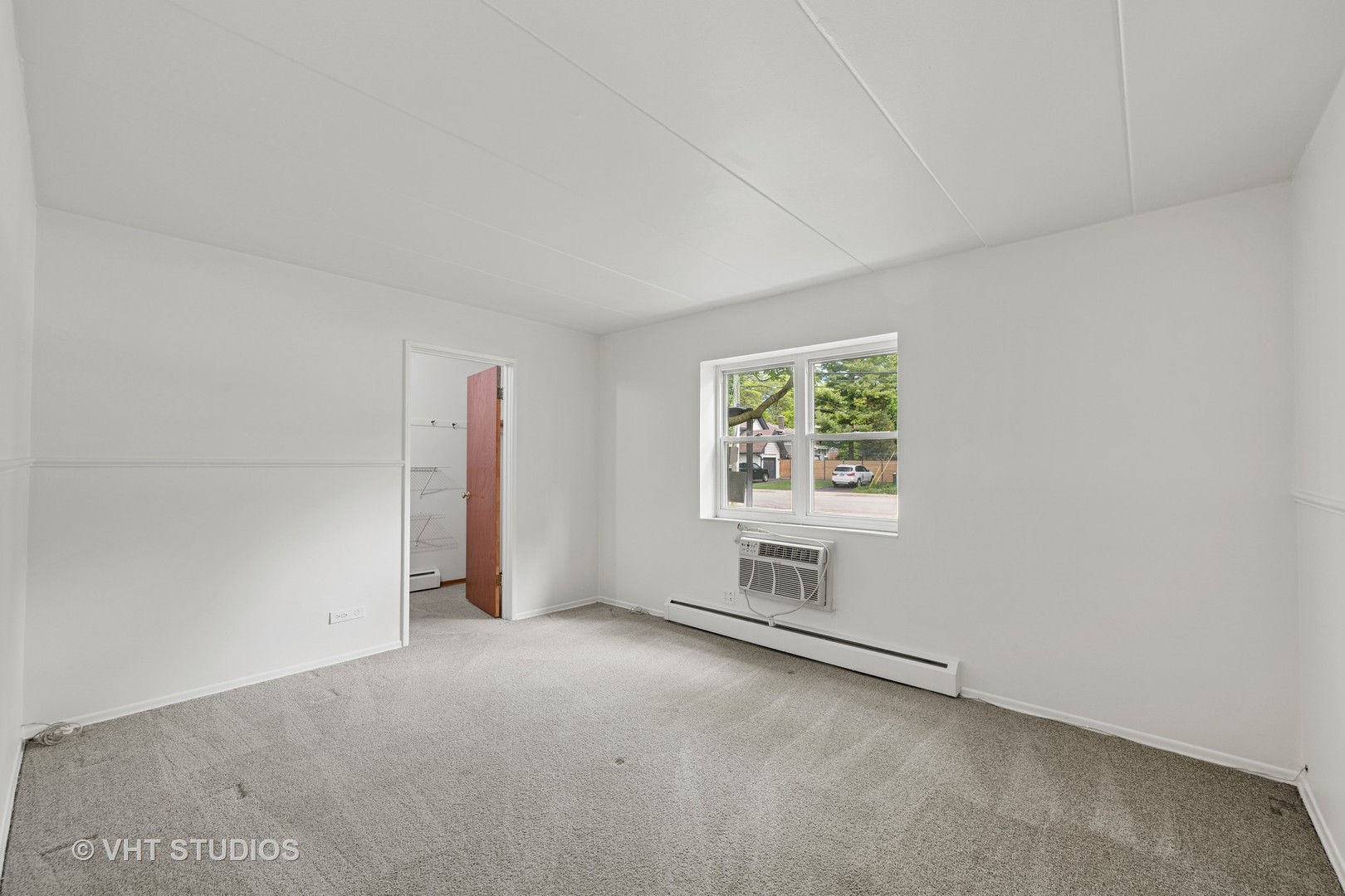 801 East Miner Street, Unit 1A Arlington Heights, IL 60004 - Photo 18 of 21 an empty room with windows