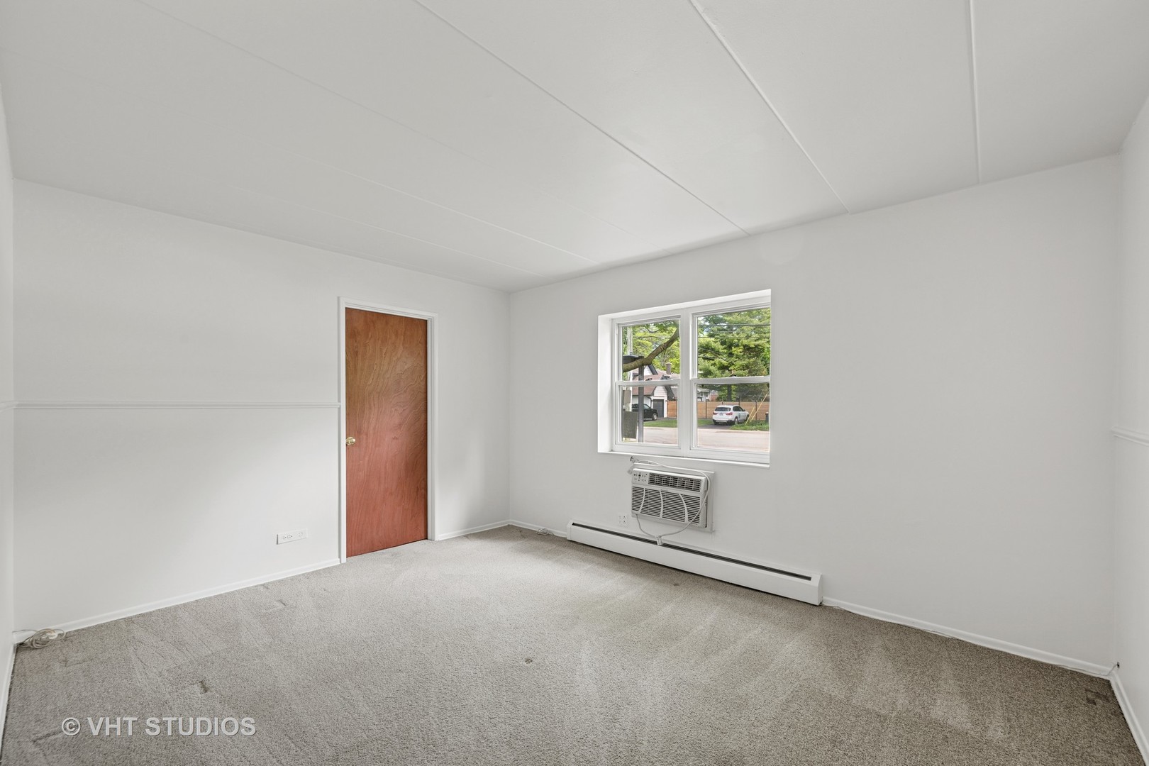 801 East Miner Street, Unit 1A Arlington Heights, IL 60004 - Photo 19 of 21 an empty room with windows