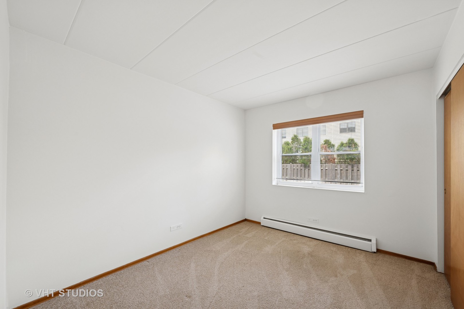 801 East Miner Street, Unit 1A Arlington Heights, IL 60004 - Photo 20 of 21 an empty room with a window