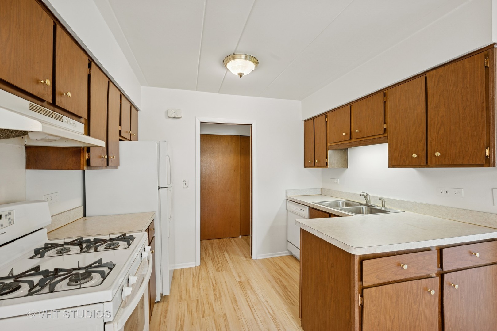 801 East Miner Street, Unit 1A Arlington Heights, IL 60004 - Photo 9 of 21 a kitchen with a sink a stove and a refrigerator