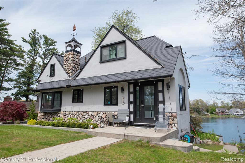 910 Pine Tree Road West Lake Orion, MI 48362 - Photo 3 of 52 Gallery Image 3