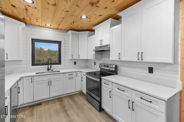 $490,000 | 545 Lonesome Pine Road, Bybee, TN 37713