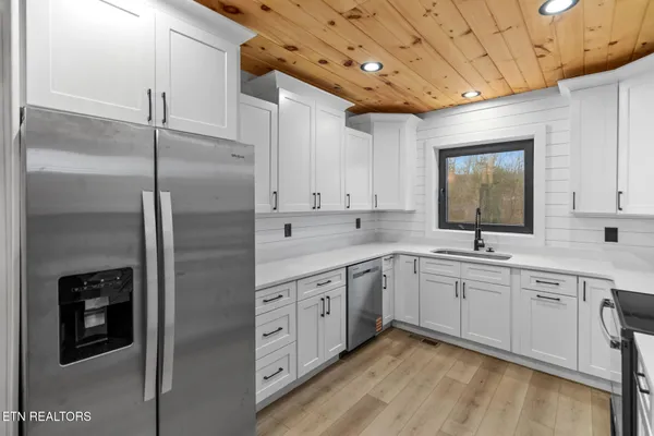 $490,000 | 545 Lonesome Pine Road, Bybee, TN 37713