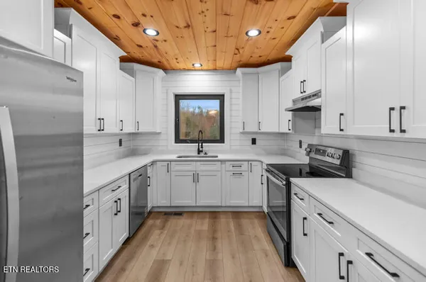 $490,000 | 545 Lonesome Pine Road, Bybee, TN 37713