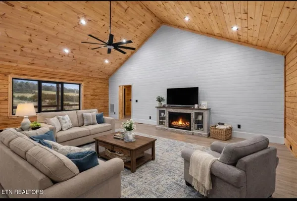 $490,000 | 545 Lonesome Pine Road, Bybee, TN 37713