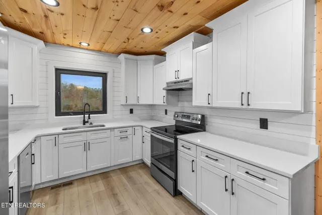 $590,000 | 545 Lonesome Pine Road, Bybee, TN 37713