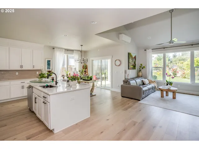 $699,000 | 1190 Bugle Avenue, Warrenton, OR 97146