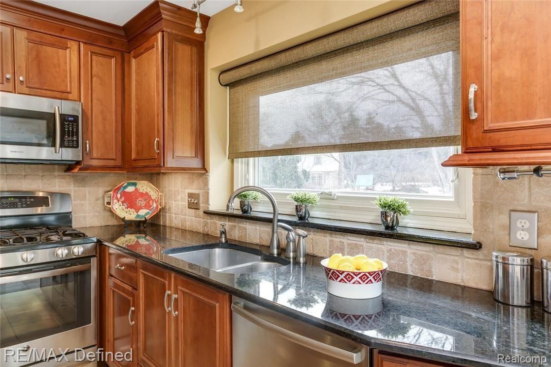 1141 Sandy Ridge Drive Rochester, MI 48306 - Photo 13 of 28 1141 Sandy Ridge Dr Rochester-large-017-18-1141 Sandy Ridge Drive-1500x1000-72dpi.jpg