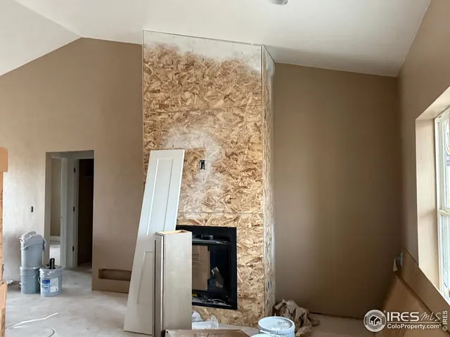 a view of entryway with bathroom