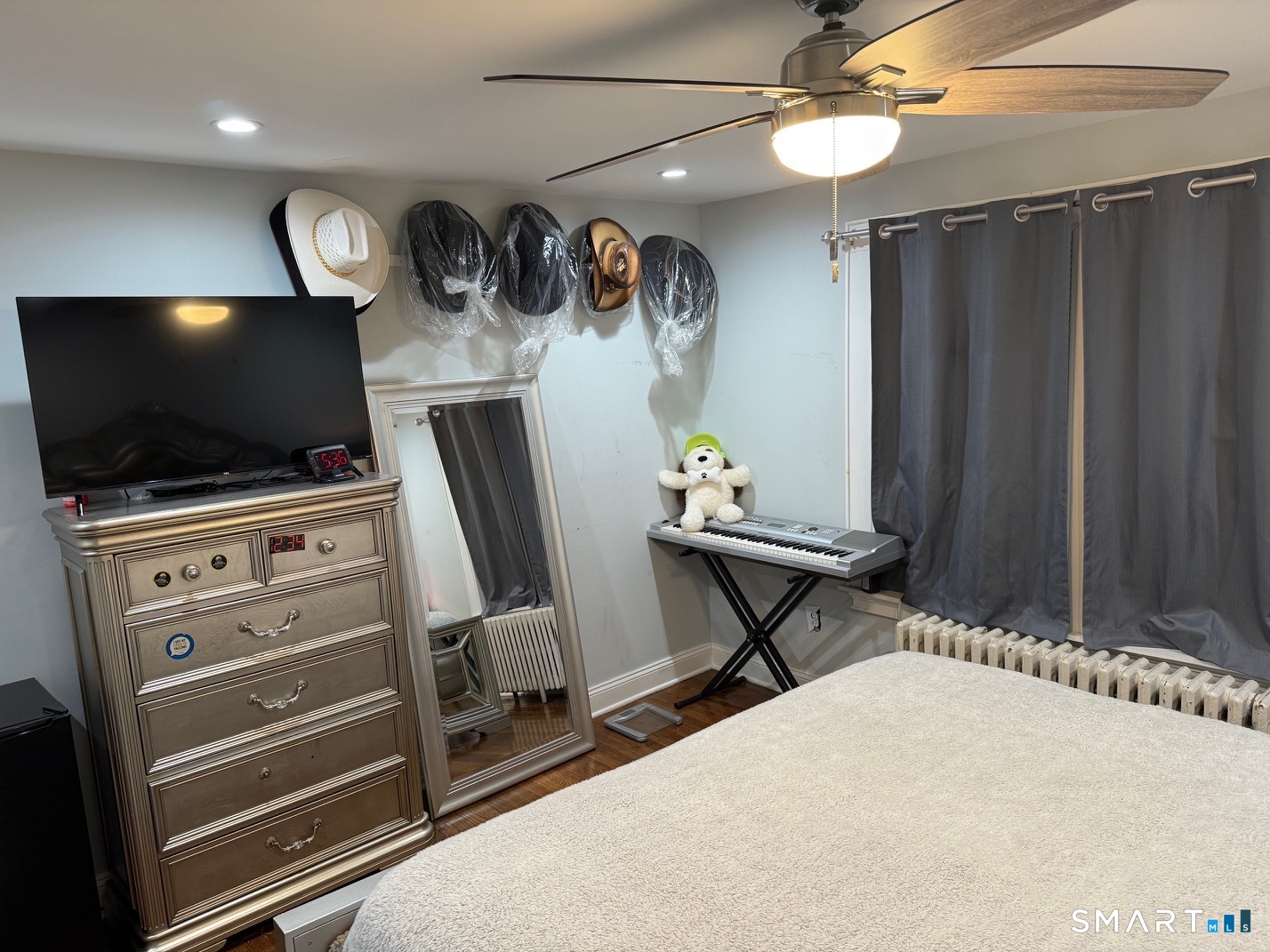 3461 East Main Street Bridgeport, CT 06606 - Photo 34 of 40 a room with furniture and a flat screen tv