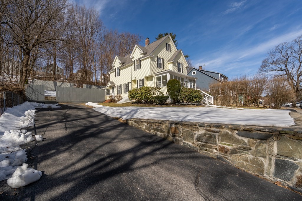 103 Beaconsfield Road Worcester, MA 01602 - Photo 32 of 33 a view of a large white house