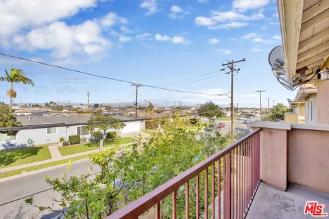 a view of a entrance gate of the house