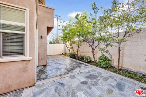 a view of a house with backyard and trees