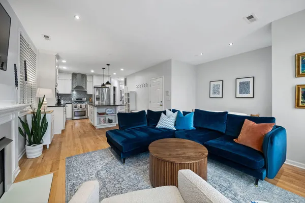 $525,000 | 1420 West Hollywood Avenue, Unit 2, Chicago, IL 60660