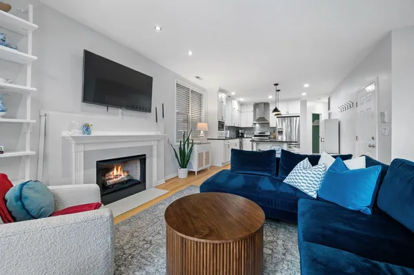 $525,000 | 1420 West Hollywood Avenue, Unit 2, Chicago, IL 60660