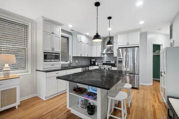 $525,000 | 1420 West Hollywood Avenue, Unit 2, Chicago, IL 60660