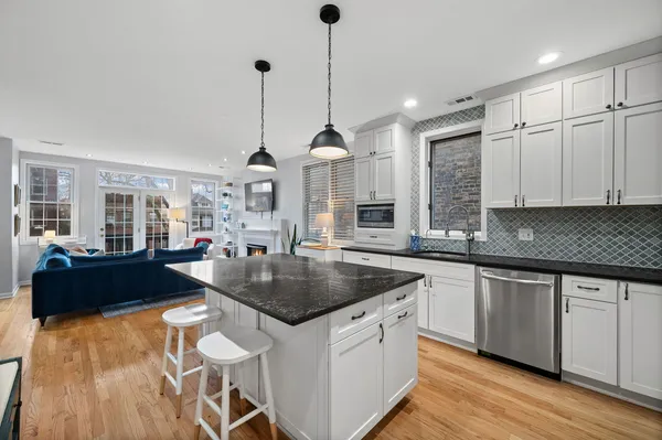 $525,000 | 1420 West Hollywood Avenue, Unit 2, Chicago, IL 60660