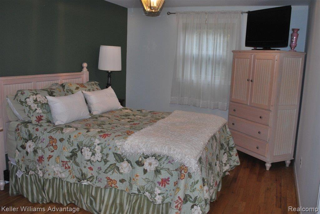 33512 Argonne Road Farmington, MI 48335 - Photo 11 of 25 MASTER BEDROOM