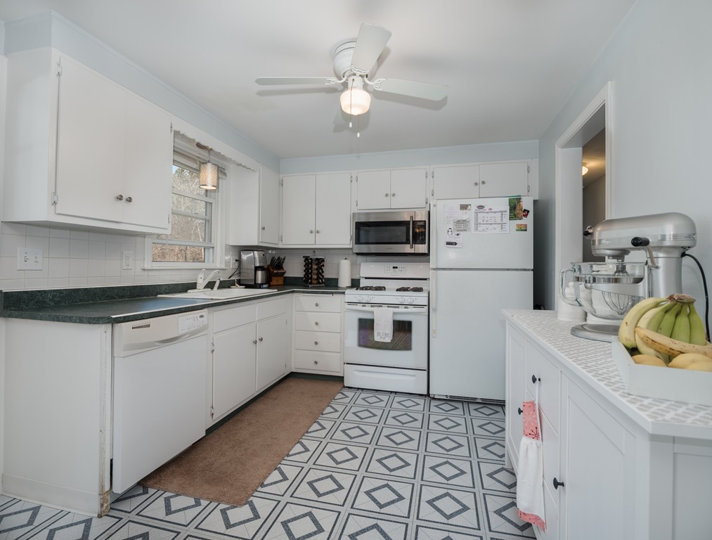 44 Rolling Lane Hudson, MA 01749 - Photo 7 of 21 Gallery Image 7