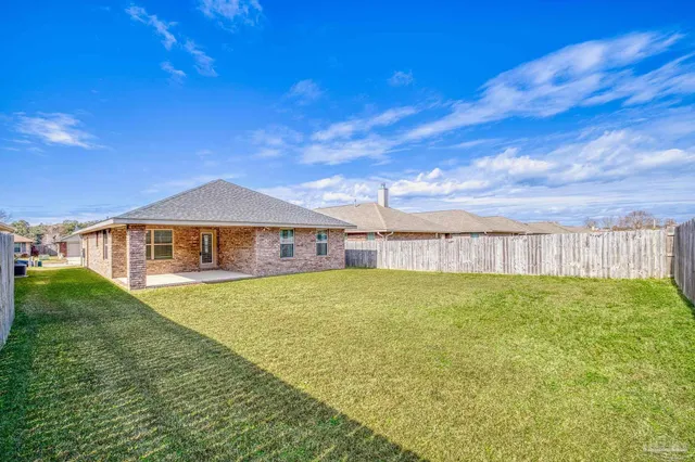 a view of an house with backyard and entertaining space