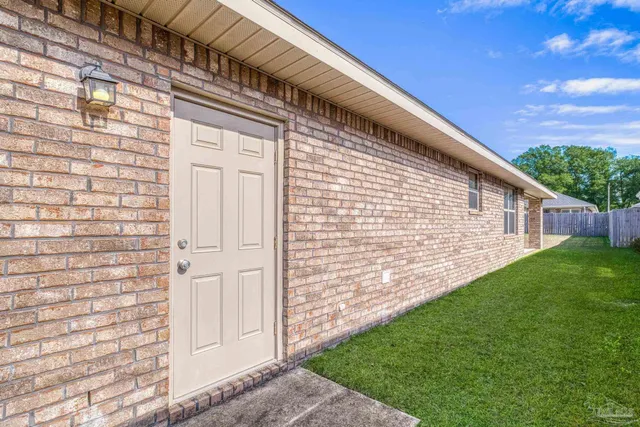 a view of back yard of the house