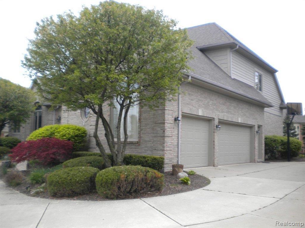 5752 Kirkridge Trail Rochester, MI 48306 - Photo 24 of 24 SIDE ENTRY GARAGE.JPG