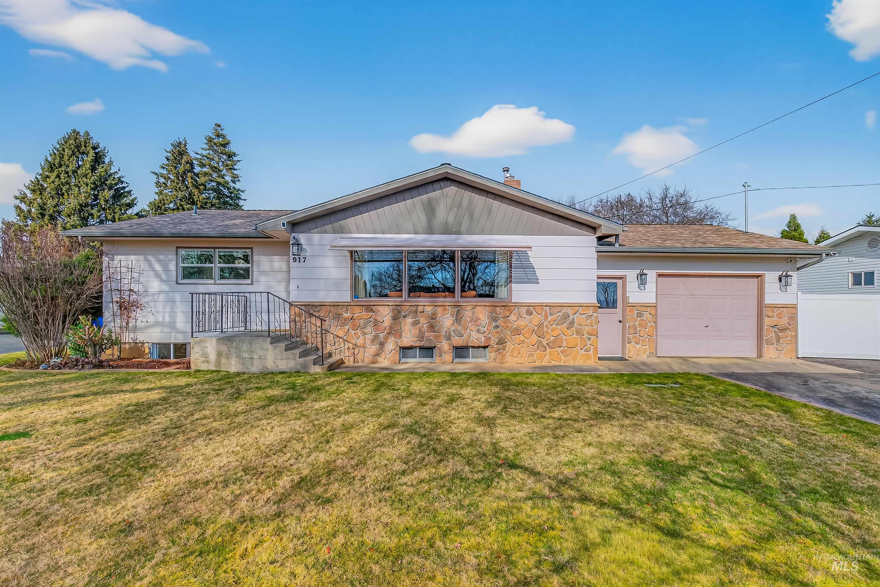 917 Cedar Avenue Lewiston, ID 83501 - Photo 2 of 47