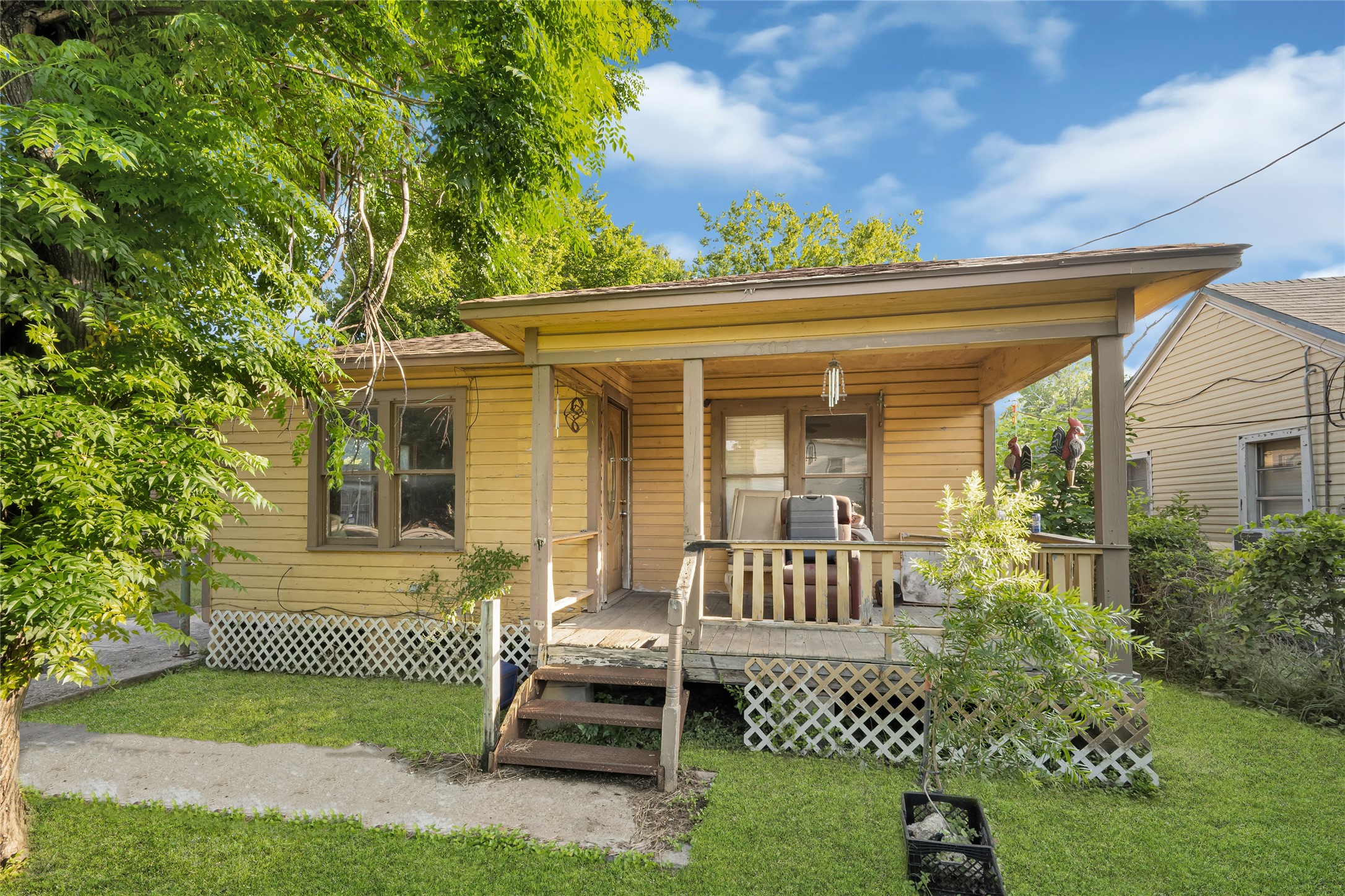 7305 Tremper Street Houston, TX 77020 - Photo 21 of 28 front view of a house with a yard