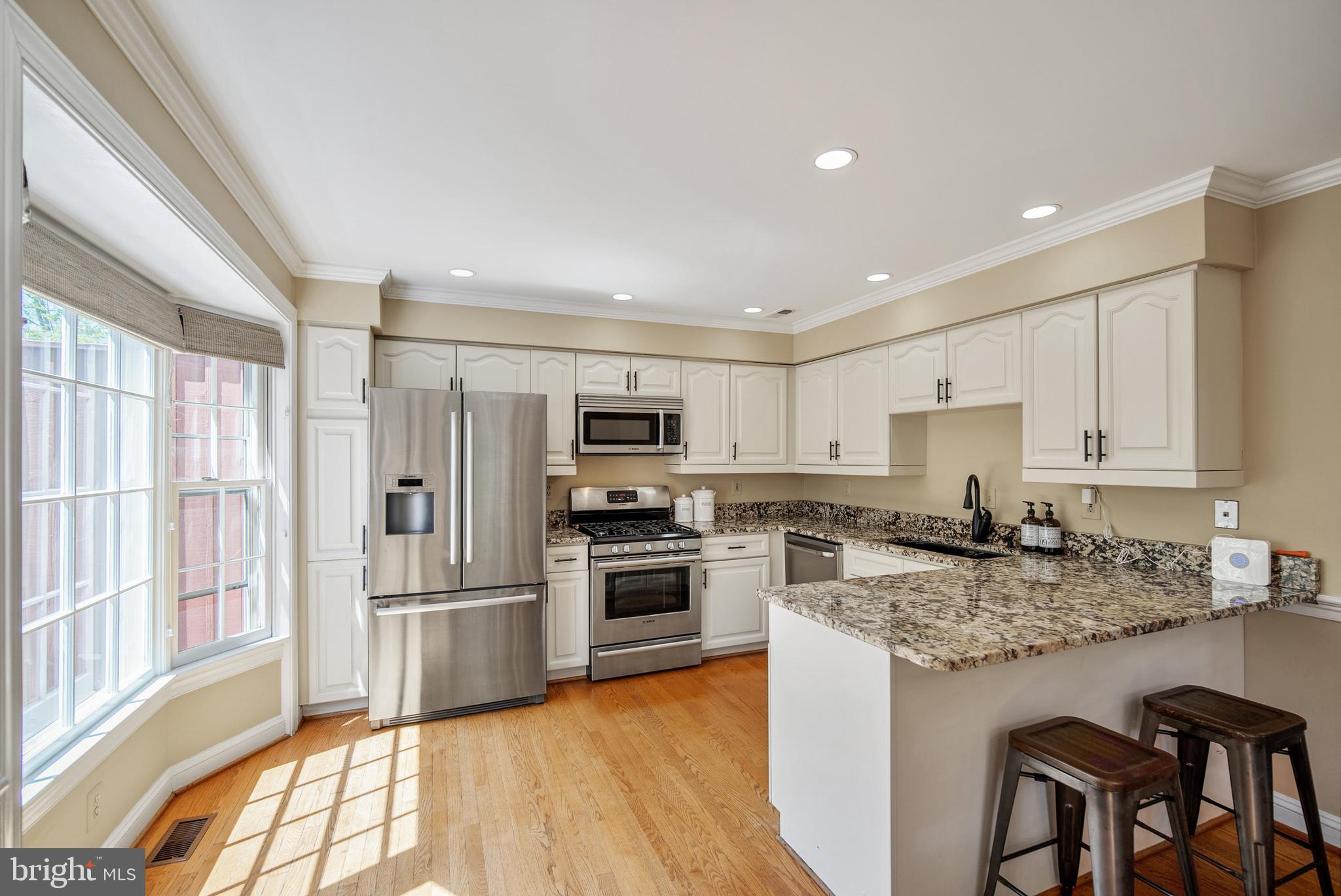 6528 Milva Lane Springfield, VA 22150 - Photo 14 of 35 breakfast bar