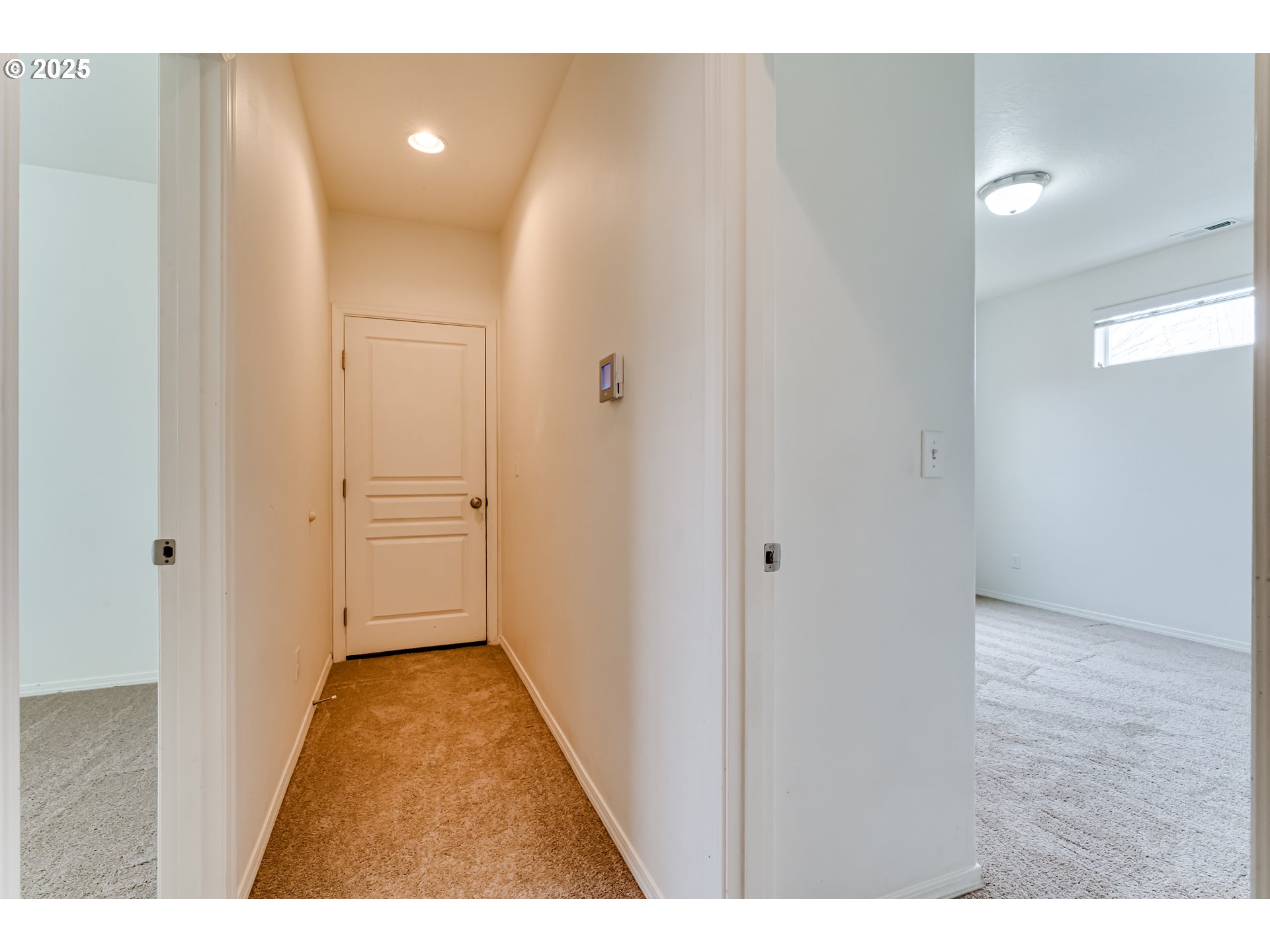 1565 Legacy Street Eugene, OR 97402 - Photo 17 of 27 Hallway