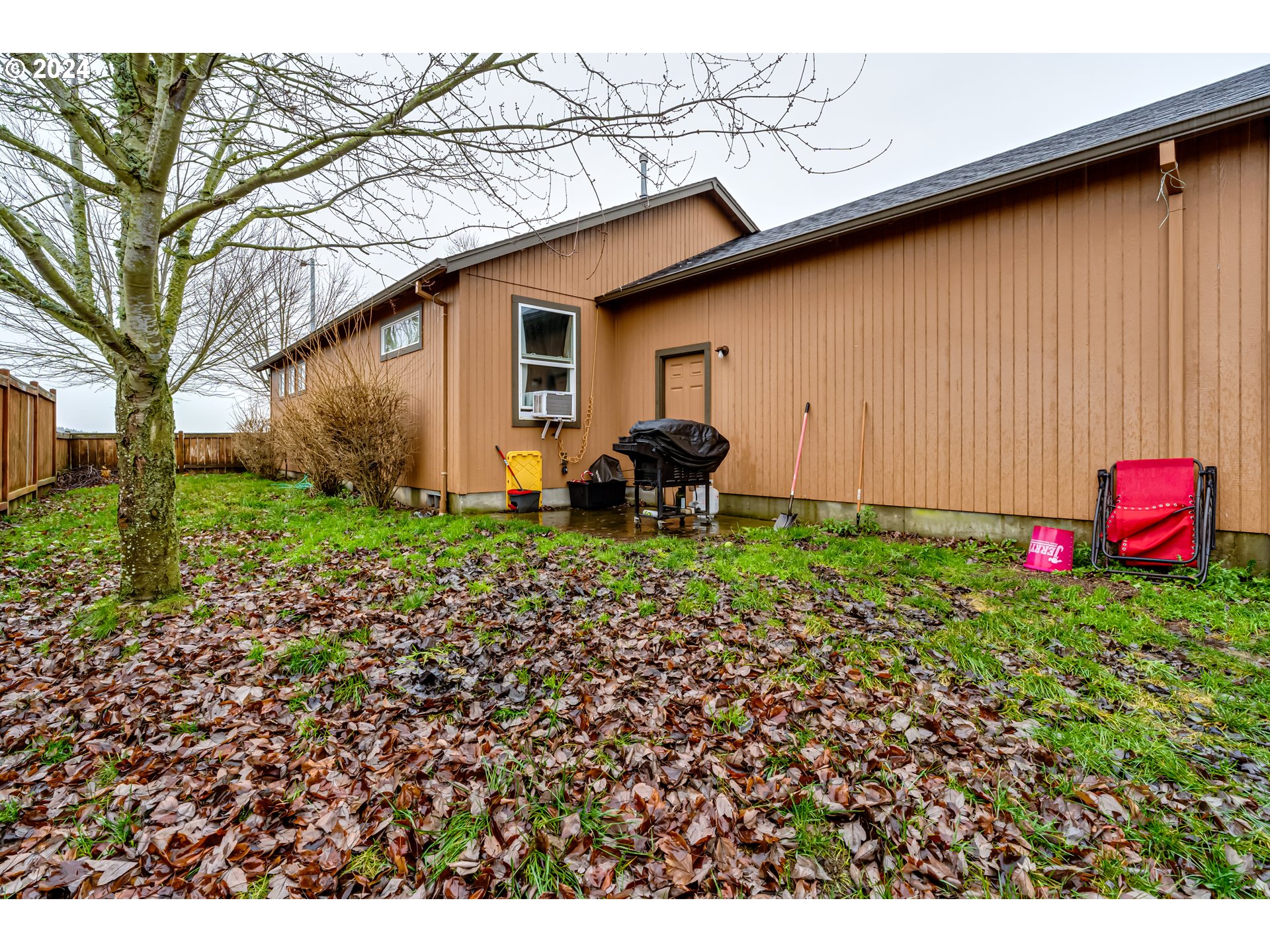 1565 Legacy Street Eugene, OR 97402 - Photo 26 of 27 a backyard of a house with table and chairs